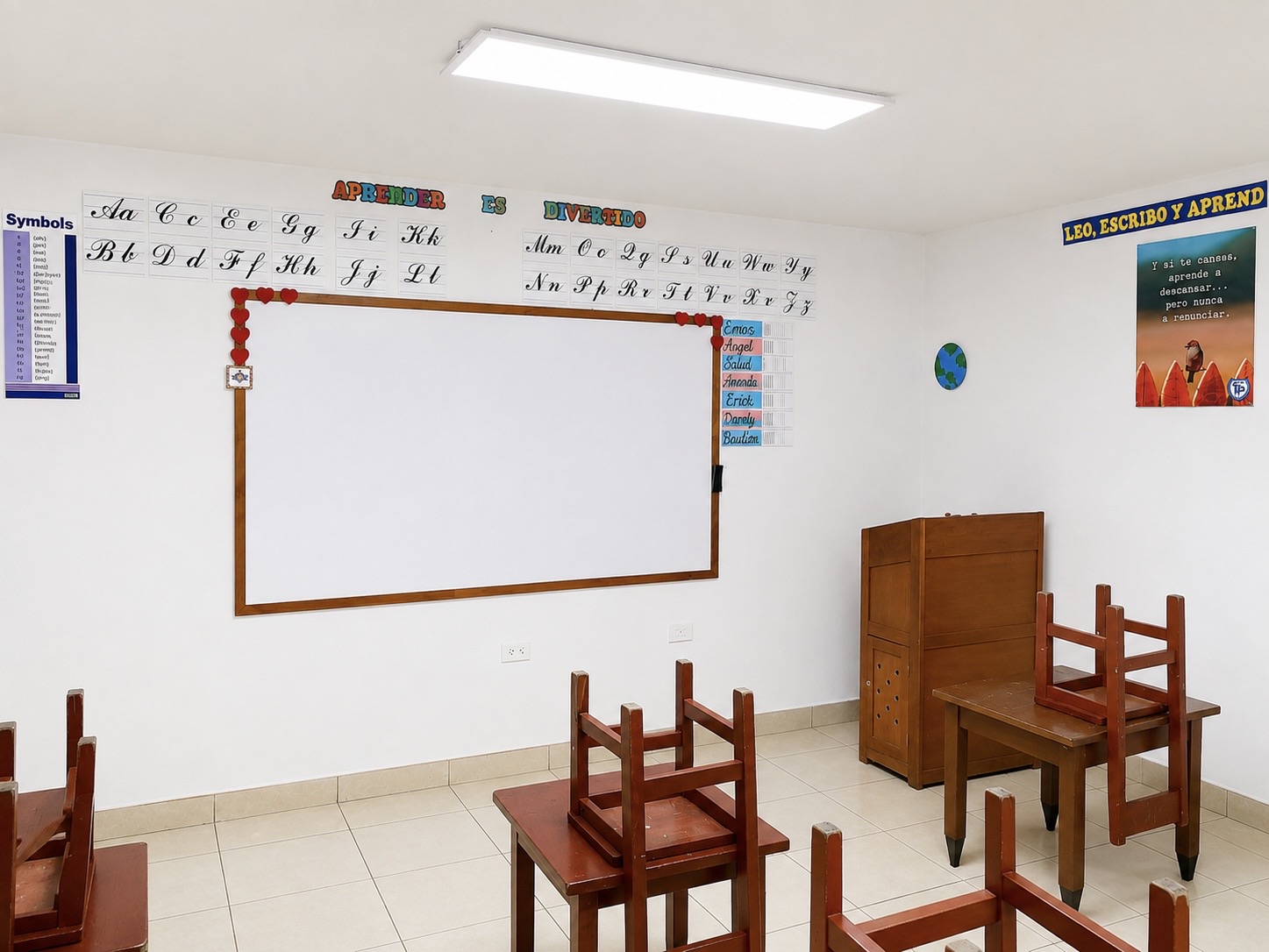 Aula de primaria con pizarra y material de lectoescritura en las paredes