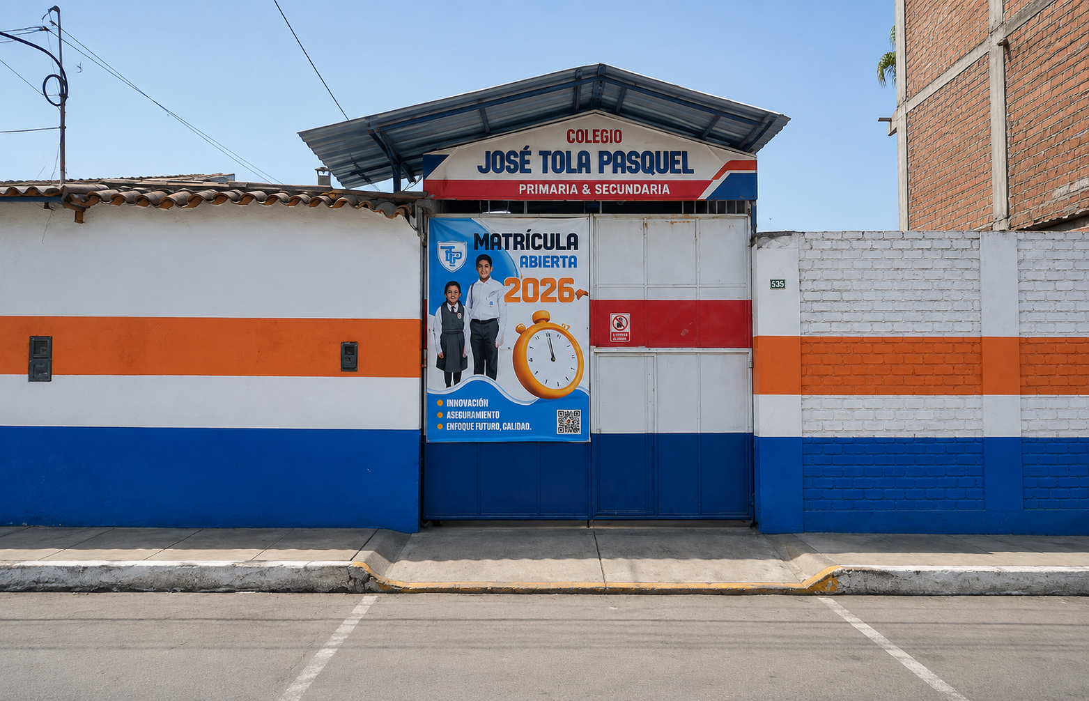 Frontis del Colegio Privado José Tola Pasquel visto desde la calle