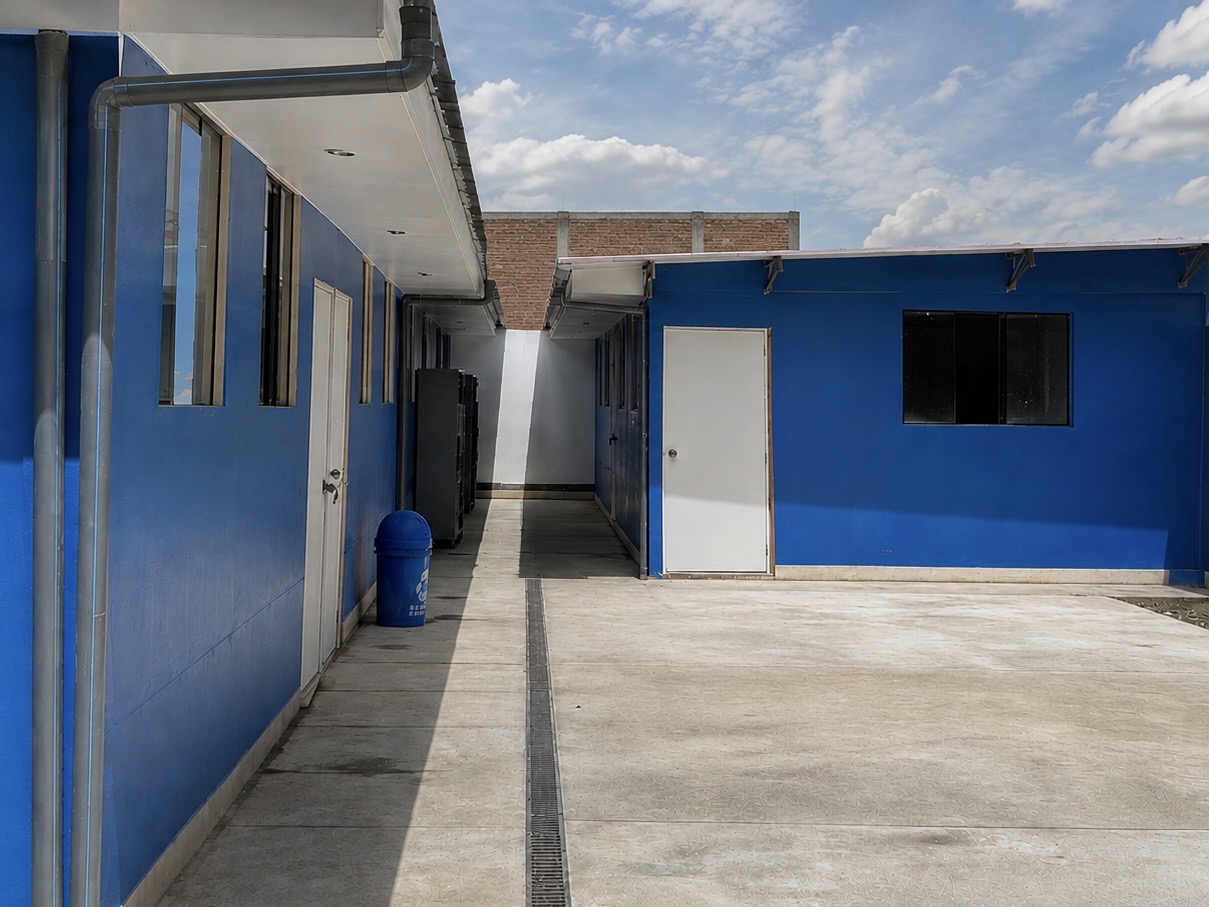 Pasillo y patio exterior entre las aulas